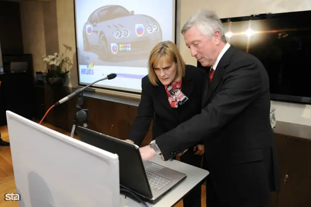 Količevo pri Domžalah, prostori novega Heliosovega avtoreparaturnega centra. Odprtje najsodobnejšega avtoreparaturnega centra in novega centra za kovinske premaze Skupine Helios. Ministrica za gospodarstvo Darja Radić in predsednik uprave družbe Helios Uroš Slavinec. Foto: Nebojsa Tejić/STA