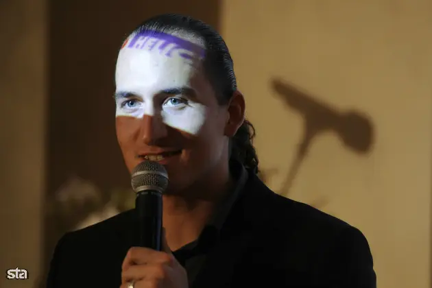 Količevo pri Domžalah, prostori novega Heliosovega avtoreparaturnega centra. Odprtje najsodobnejšega avtoreparaturnega centra in novega centra za kovinske premaze Skupine Helios. Stand-up komik Vid Valič. Foto: Nebojsa Tejić/STA