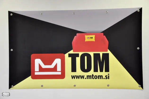 Mokronog, sedež podjetja M Tom. Novinarska konferenca uprave M Toma, na kateri so predstavili novo ustanovljeno podjetje oblazinjenega pohištva M Tom. Zaščitni znak M Toma. Foto: Rasto Božič