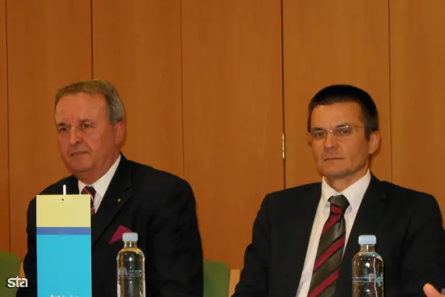Kranjska Gora, Hotel Kompas. Podpis upravljavske pogodbe med Hit Alpineo in Sophos Hotels. Direktor Hit Alpinee Miran Čurin in predsednik uprave Hita Dimitrij Piciga. Foto: Tinkara Zupan/STA