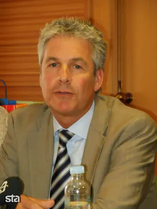 Kranjska Gora, Hotel Kompas. Podpis upravljavske pogodbe med Hit Alpineo in Sophos Hotels. Predsednik družbe Sophos Hotels Fernand Donnet. Foto: Tinkara Zupan/STA