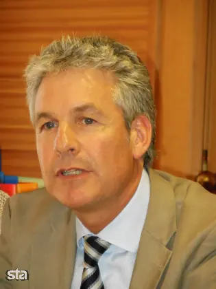 Kranjska Gora, Hotel Kompas. Podpis upravljavske pogodbe med Hit Alpineo in Sophos Hotels. Predsednik družbe Sophos Hotels Fernand Donnet. Foto: Tinkara Zupan/STA