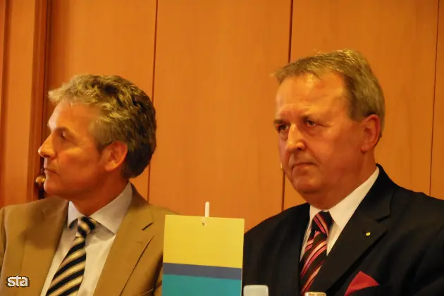 Kranjska Gora, Hotel Kompas. Podpis upravljavske pogodbe med Hit Alpineo in Sophos Hotels. Predsednik družbe Sophos Hotels Fernand Donnet in direktor Hit Alpinee Miran Čurin. Foto: Tinkara Zupan/STA