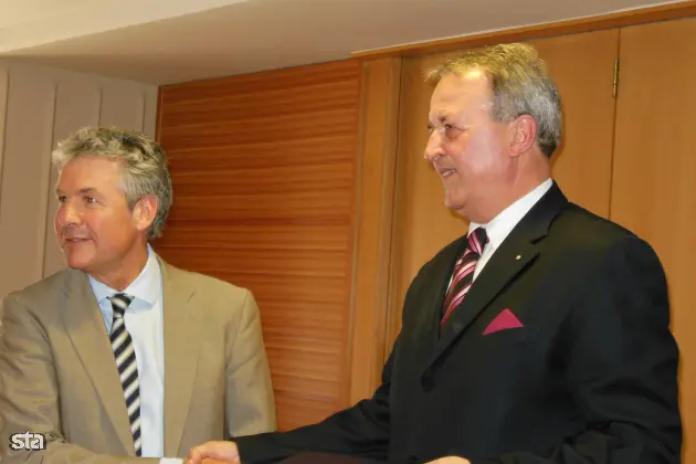 Kranjska Gora, Hotel Kompas. Podpis upravljavske pogodbe med Hit Alpineo in Sophos Hotels. Predsednik družbe Sophos Hotels Fernand Donnet in direktor Hit Alpinee Miran Čurin. Foto: Tinkara Zupan/STA