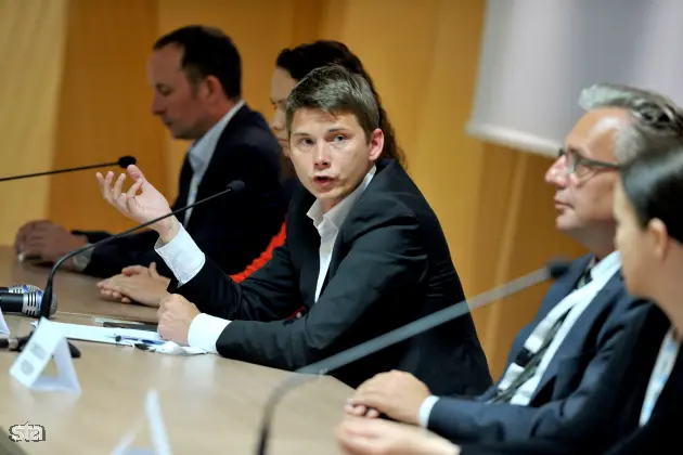 Ljubljana, Gospodarsko razstavišče. Okrogla miza ob robu konference Planet Oven 2014 z naslovom Ali je šolska izobrazba dovolj za razvoj podjetništva?. Državni sekretar na ministrstvu za delo, družino in socialne zadeve Dejan Levanič. Foto: Tamino Petelinšek/STA