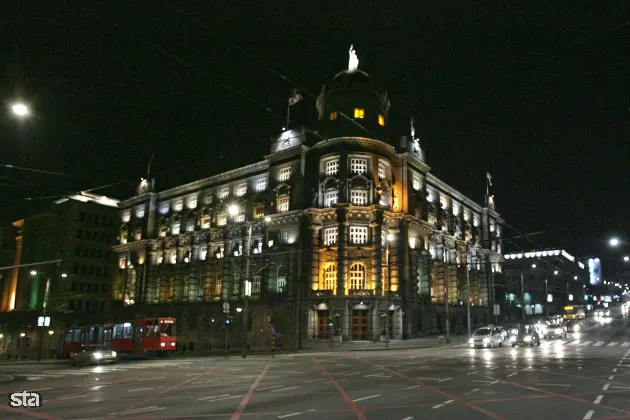 Srbija, Beograd. V okviru pobude Ura za Zemljo, ki opozarja na nevarnost podnebnih sprememb, se ob 20.30 po lokalnem času v temo zavijejo mesta in svetovne znamenitosti. Zgradba srbske vlade. Foto: Tanjug/STA
