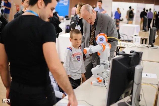 Ljubljana, Cankarjev dom. Novinarska konferenca v okviru IEEE Mednarodne konference Fakultete za elektrotehniko ter Fakultete za računalništvo in informatiko o samodejnem prepoznavanju kretenj. Foto: Nebojša Tejić/STA