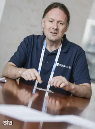 Portorož, GH Bernardin. Microsoft NT konferenca - Predstavitev operacijskega sistema Windows 10. Microsoftov tehnološki evangelist Andy Wigley. Foto: Stanko Gruden/STA