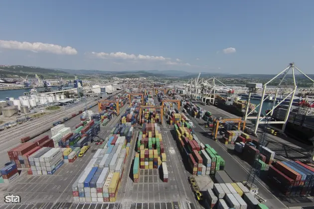 Koper. Luka Koper iz zraka, kontejnerski terminal, uvoz, izvoz. Foto: Peter Černuta/STA Arhiv STA