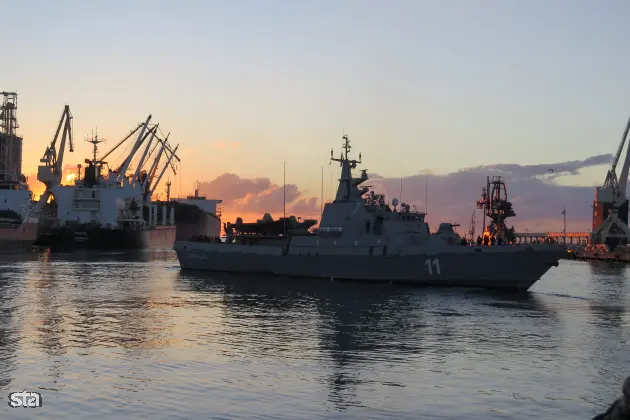 Koper, koprsko pristanišče. Odplutje večnamenske ladje Slovenske vojske (SV) Triglav na misijo v Sredozemlje, kjer sodeluje v operaciji EU Sophia. Foto: Mitja Volščanšek/STA Arhiv STA