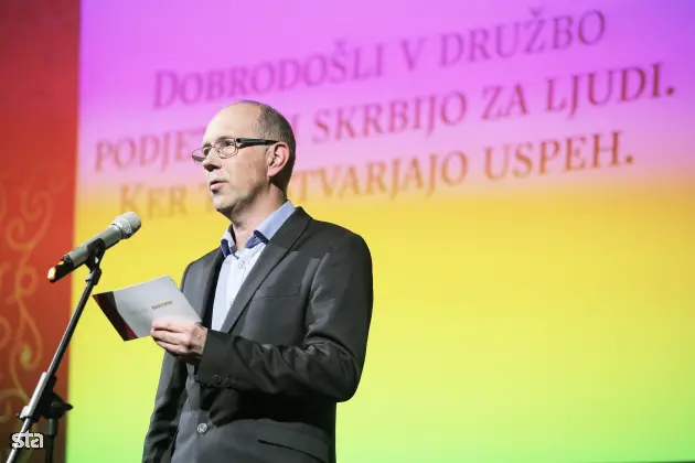 Ljubljana, Lutkovno gledališče. Razglasitev najboljših zaposlovalcev leta 2015, ki so sodelovali v medijsko raziskovalnem projektu Zlata nit 2014. Predsednik uprave Dnevnika Bojan Petan. Foto: Daniel Novakovič/STA