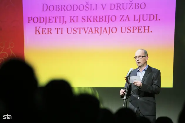 Ljubljana, Lutkovno gledališče. Razglasitev najboljših zaposlovalcev leta 2015, ki so sodelovali v medijsko raziskovalnem projektu Zlata nit 2014. Predsednik uprave Dnevnika Bojan Petan. Foto: Daniel Novakovič/STA