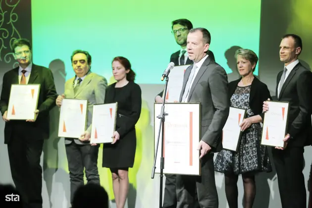 Ljubljana, Lutkovno gledališče. Razglasitev najboljših zaposlovalcev leta 2015, ki so sodelovali v medijsko raziskovalnem projektu Zlata nit 2014. Direktor družbe Droga Kolinska Enzo Smrekar. Foto: Daniel Novakovič/STA