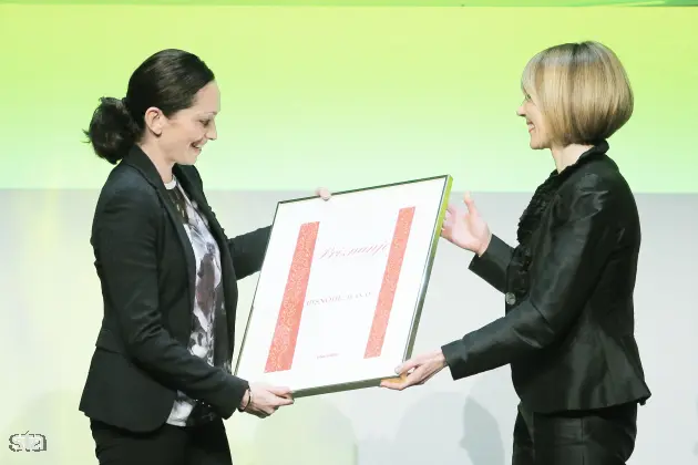 Ljubljana, Lutkovno gledališče. Razglasitev najboljših zaposlovalcev leta 2015, ki so sodelovali v medijsko raziskovalnem projektu Zlata nit 2014. Direktorica družbe Bisnode Maria Anselmi. Foto: Daniel Novakovič/STA