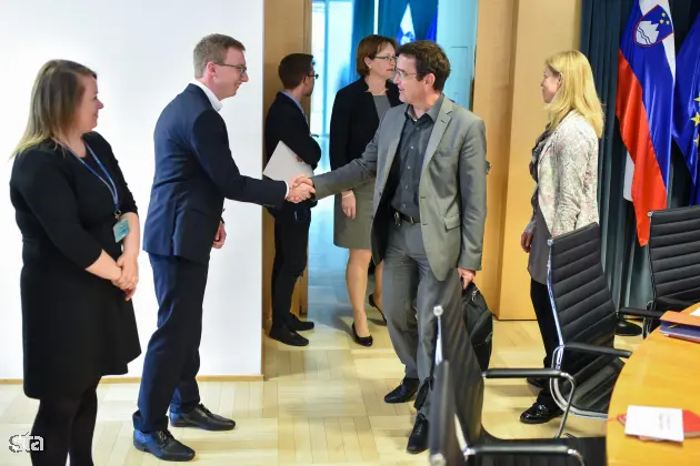 Ljubljana, vlada. Delovni posvet vlade na temo spodbujanja zaposlovanja, inovativnosti, kreativnosti in podjetnosti ter zagotavljanje dostopnih najemnih stanovanj za mlade. Predsednik Mladinskega sveta Tin Kampl in minister za javno upravo Boris Koprivnikar. Foto: Nebojša Tejić/STA